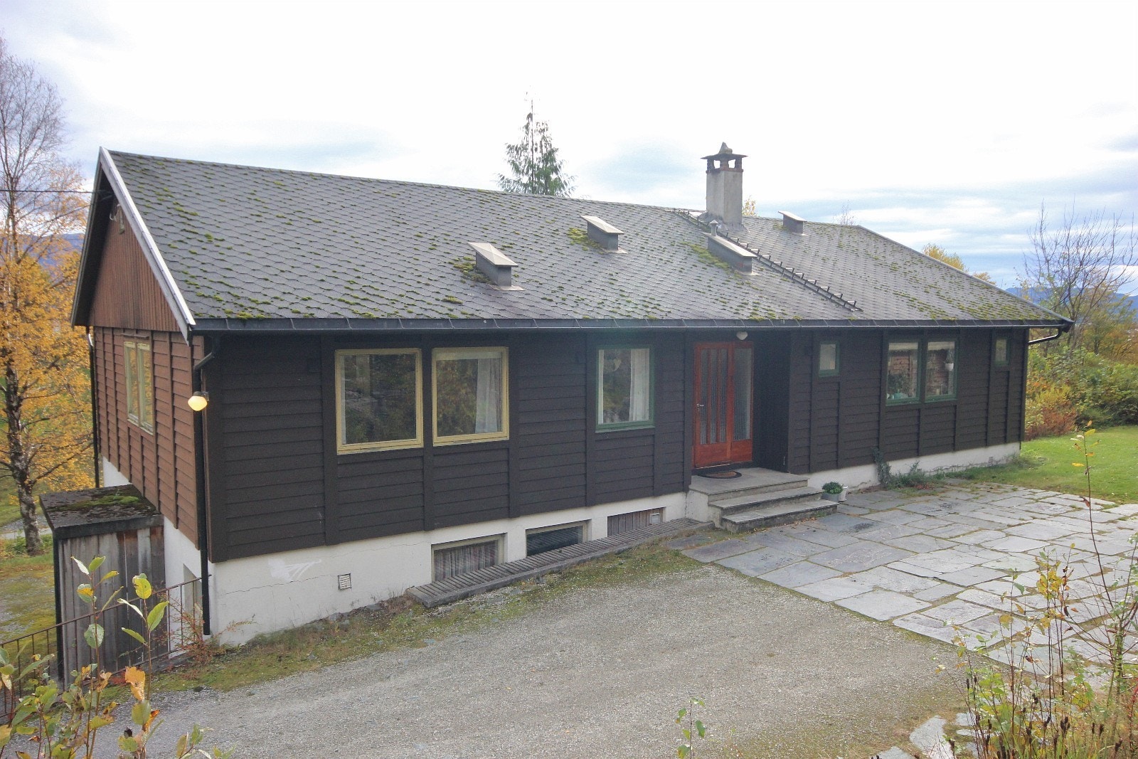 Tun foran hovedinngang med skiferheller Galleribilde