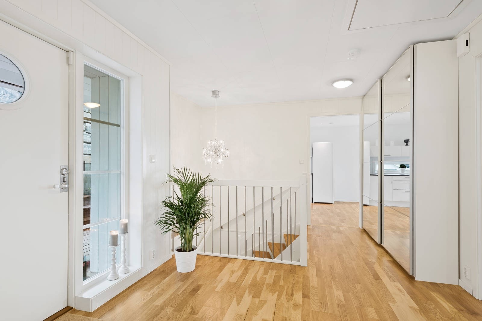 Romslig skyvedørsgarderobe. Galleribilde