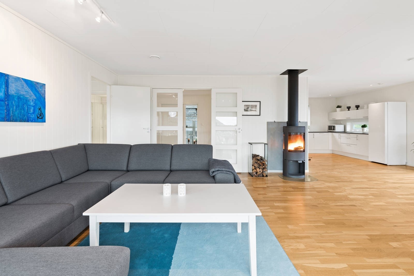 Vedfyring i stuen. Galleribilde