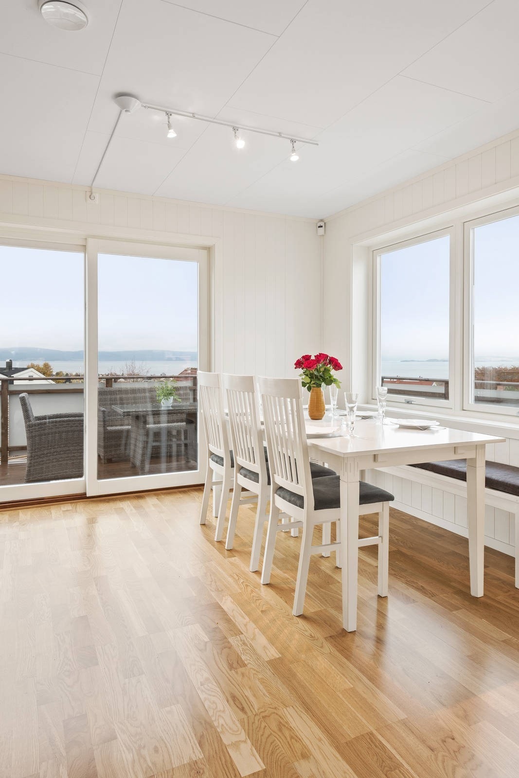 Utgang til terrassen også herfra. Galleribilde