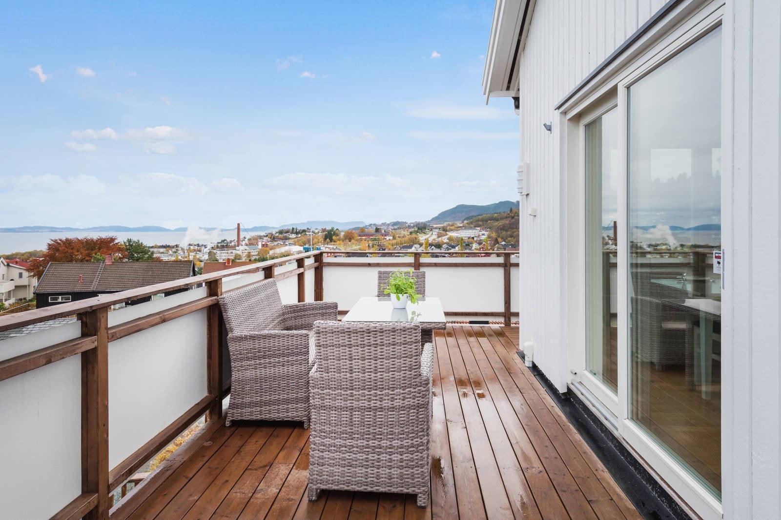 Boligen har en stor terrasse som strekker seg over store deler av huset. Galleribilde