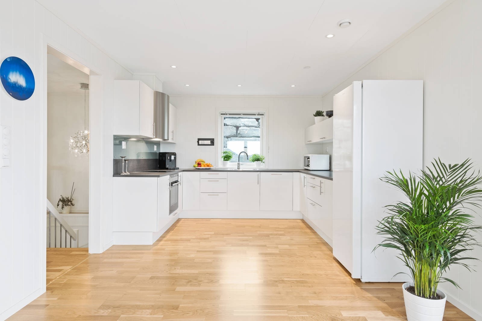 Romslig kjøkken på 12 m2 med god plass til både å lage mat og oppbevaring. Galleribilde