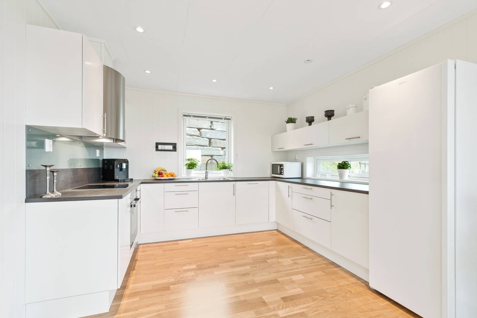 Kjøkken i lys utførelse. Gitt TG 0 av takstmann. Galleribilde