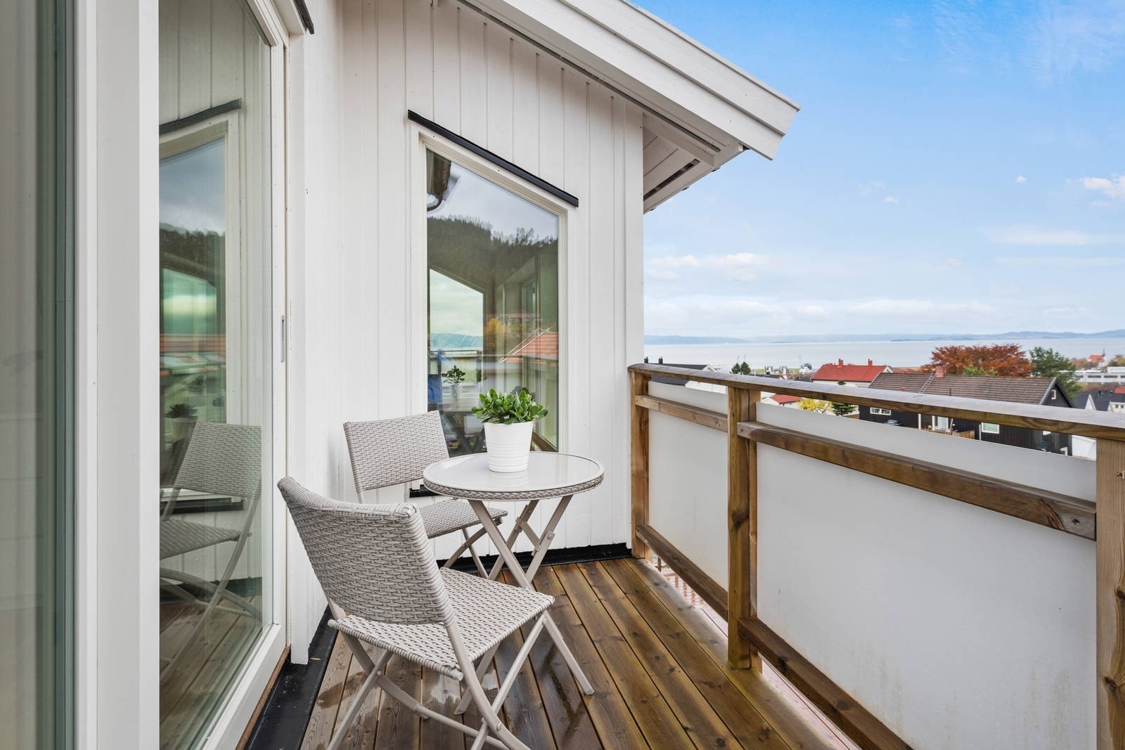 Plass til sittegrupper på flere plasser langs terrassen. Galleribilde