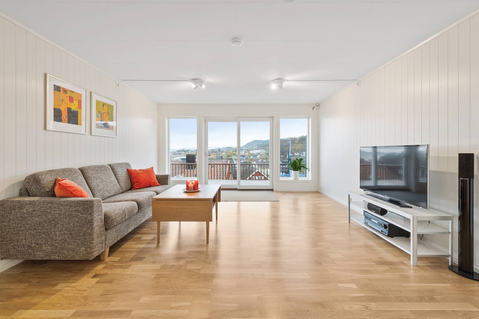 Store vindusflater med glassdør ut til terrasse. Galleribilde