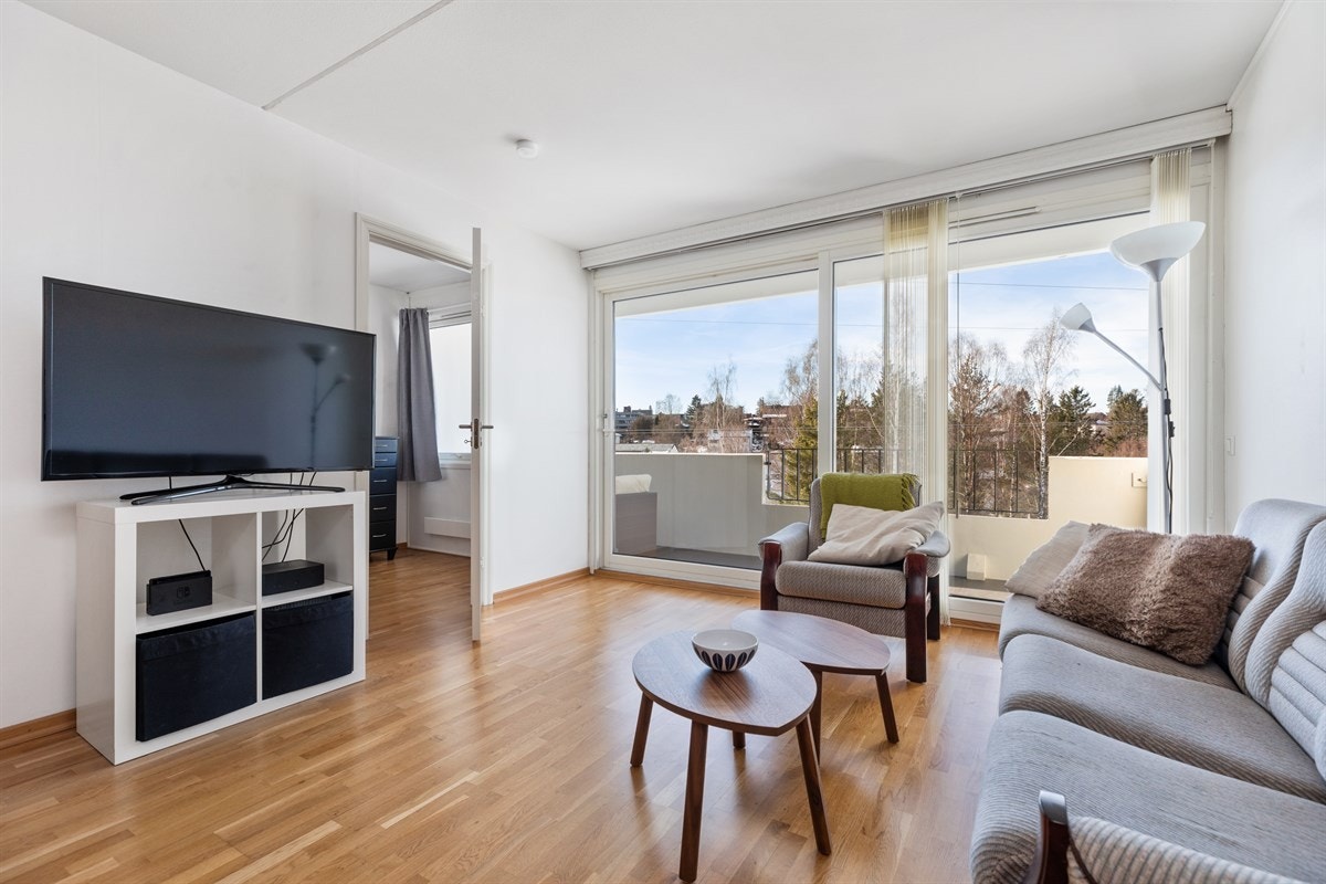 Stue med god plass til sofagruppe Galleribilde