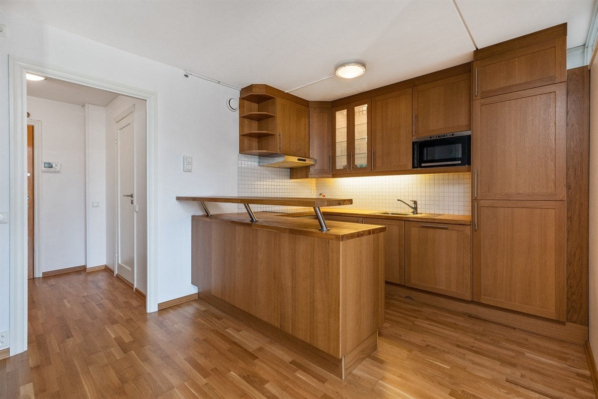 Kjøkkeninnredning med god skap- og benkeplass Galleribilde