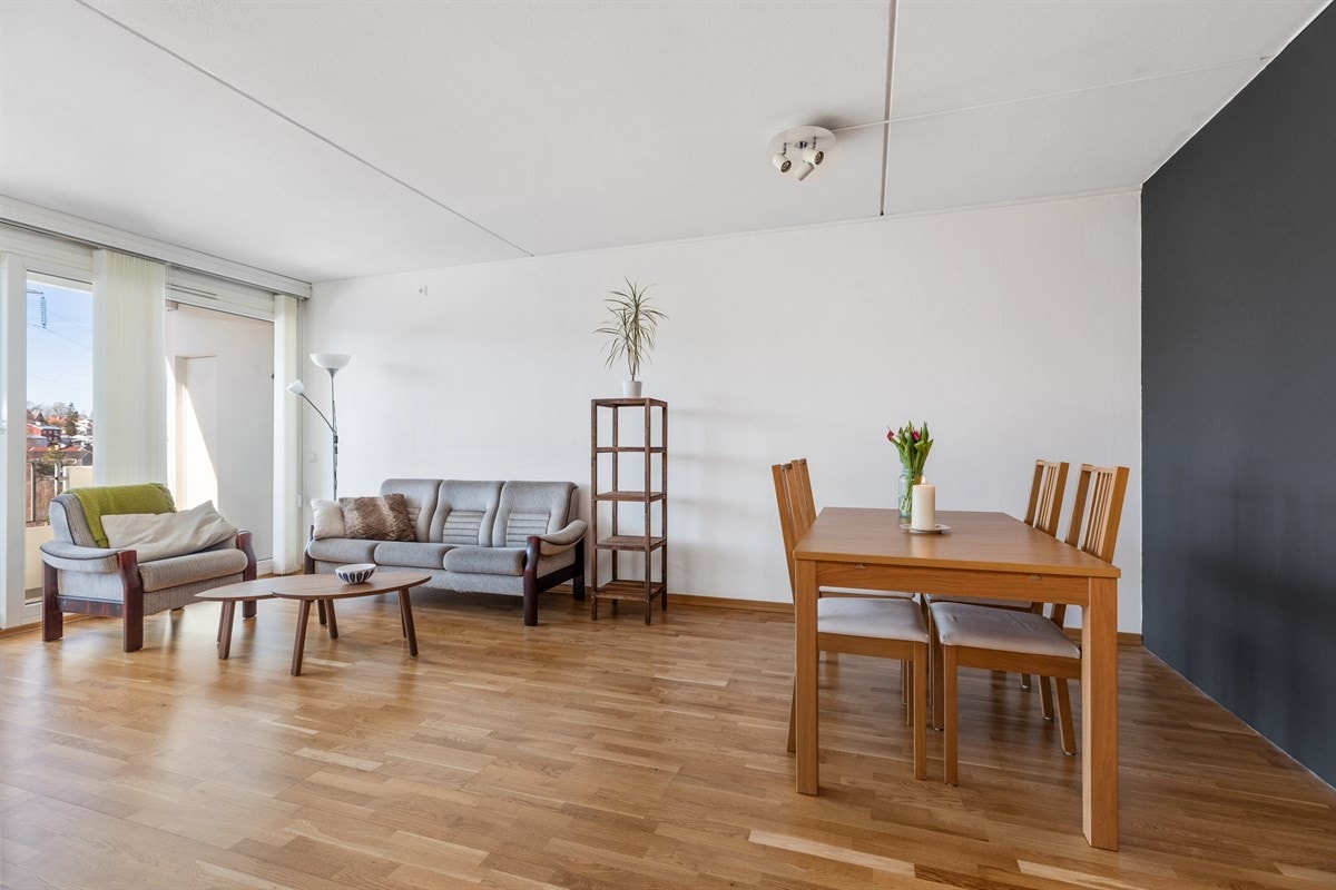 Stue med god plass til sofagruppe og stort spisebord Galleribilde