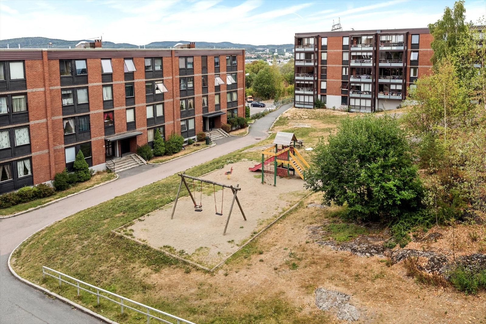 Leiligheten ligger i et koselig sameie som er godt tilrettelagt for både voksne og barn Galleribilde