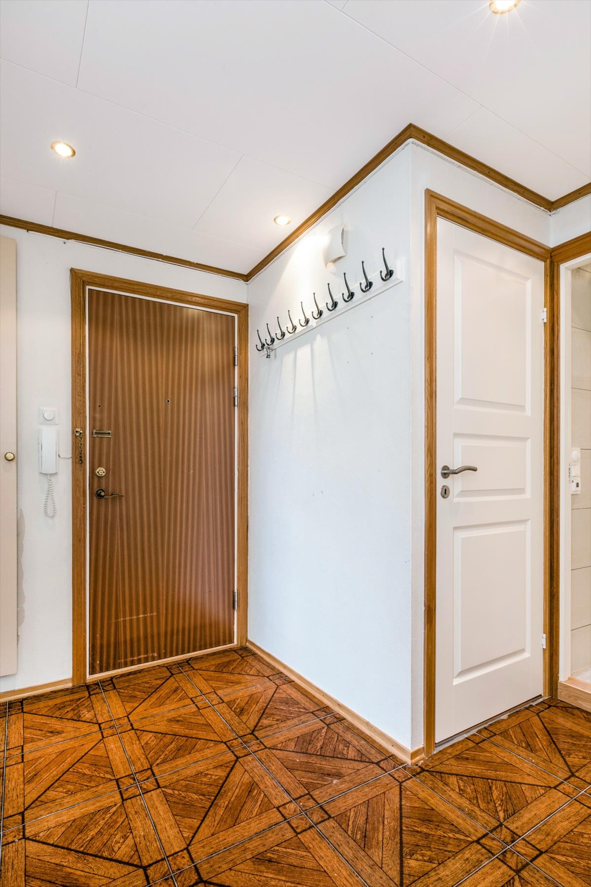 Her er det plenty av plass til å henge fra seg yttertøy. Dørcallingsystemet gjør det enkelt å få besøk Galleribilde