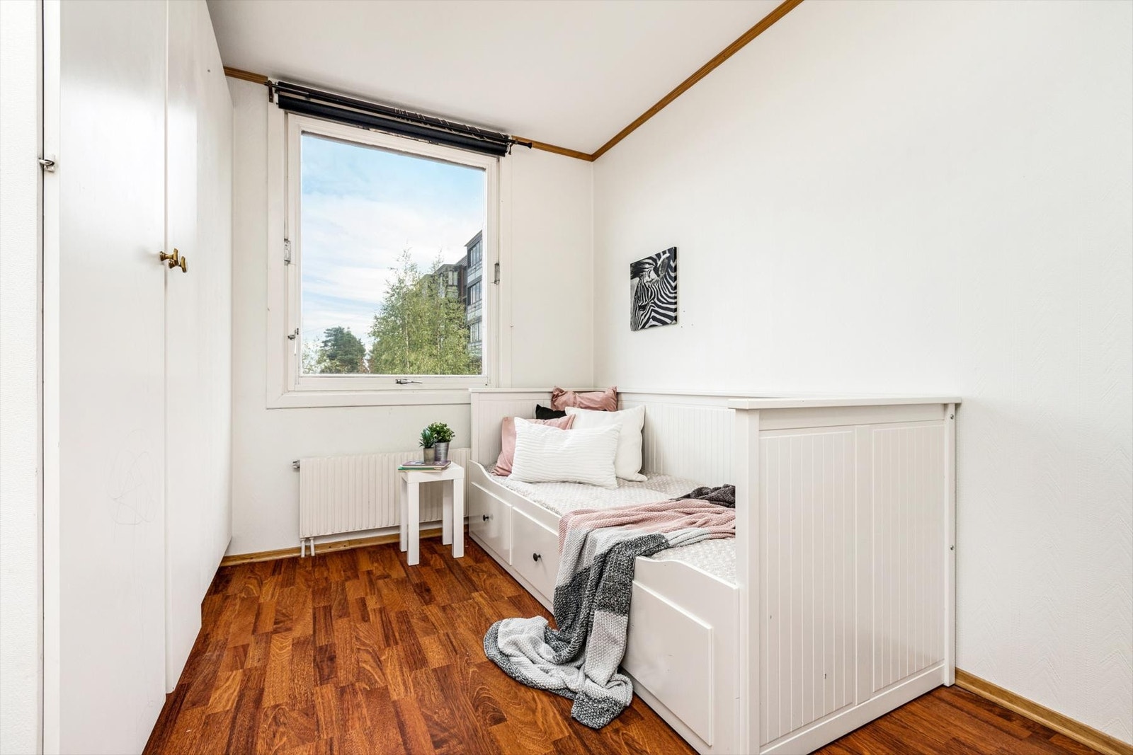 Soverom 3: flott soverom med plass til enkeltseng og kommode. Perfekt som barnerom. Galleribilde