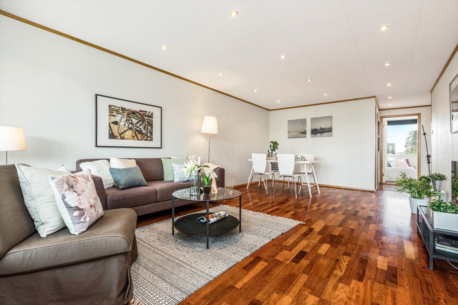 Stuen er stor og praktisk. Downlights i himling. Galleribilde