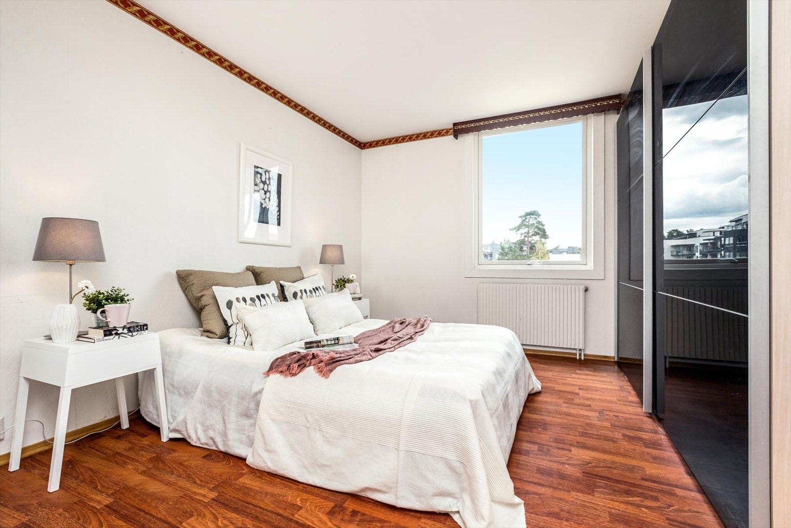 Hovedsoverom: Lyst og romslig med plass til dobbeltseng og kommoder. Lekkert garderobeskap med skyvedører. Galleribilde