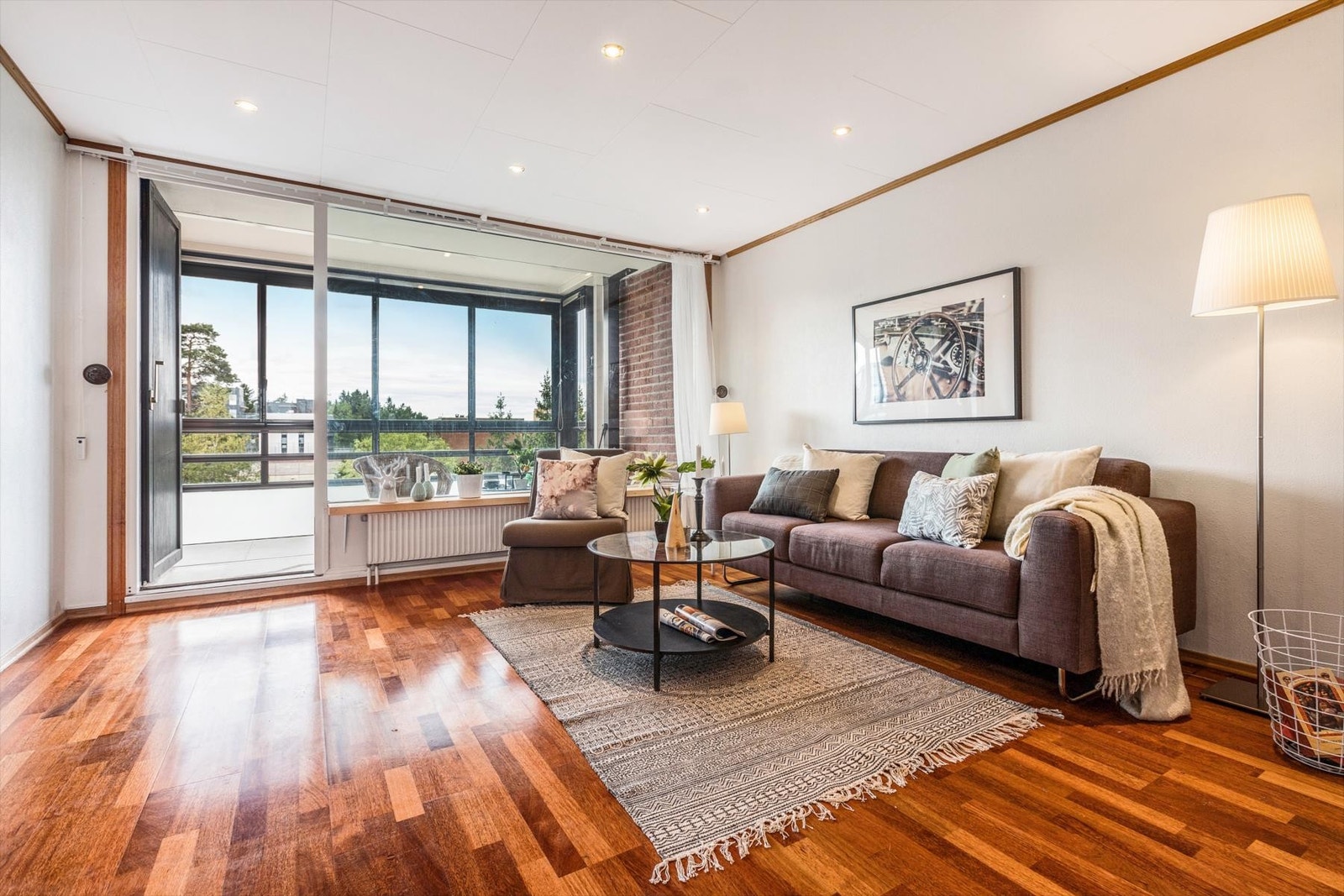 Stue med plass til både sofa- og spisegruppe. Her slippes det inn godt med naturlig lys. Galleribilde