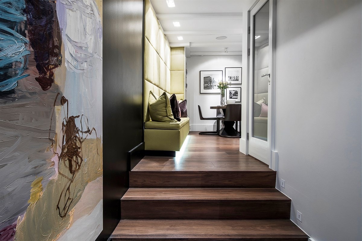 Fra TV-stuen er det også en liten trapp opp til del av leiligheten bestående av bad, kjøkken og to soverom. Galleribilde