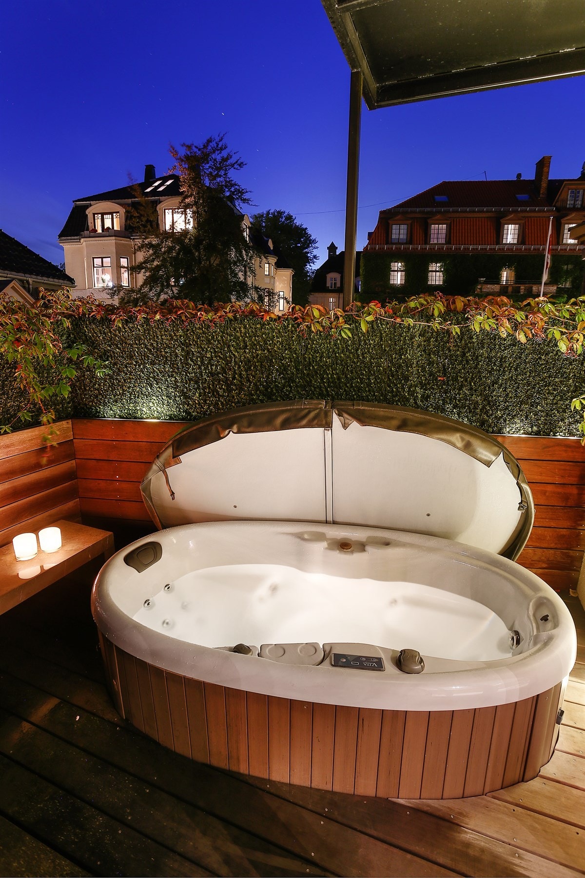 Fra trimrommet har man utgang til en privat terrasse mot syd med jacuzzi. Galleribilde