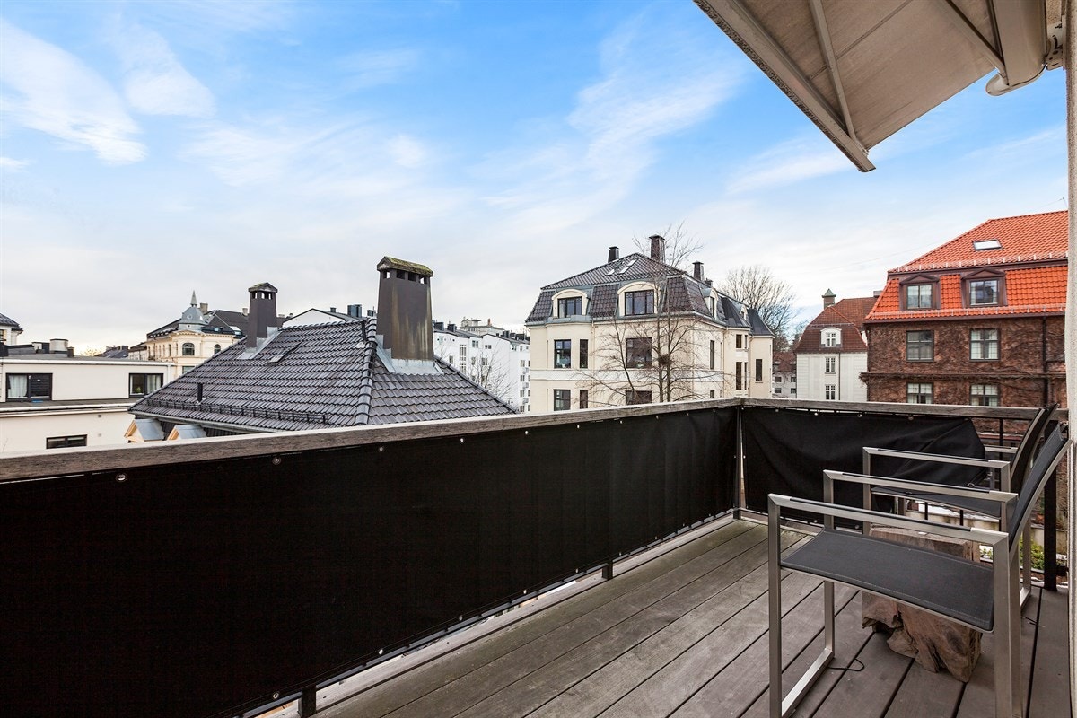 Balkong med adkomst fra TV-stue. Galleribilde