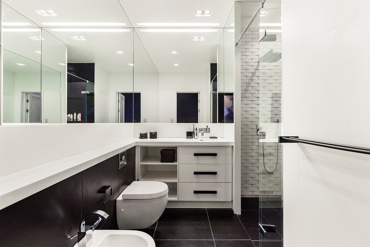 Boligen har tre bad, et gjestetoalett og vaskerom. Galleribilde