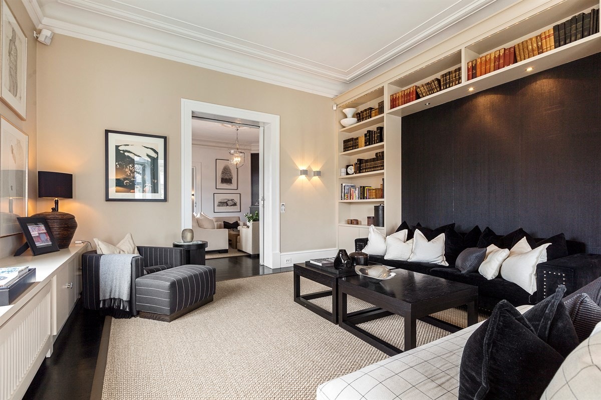 Biblioteket med plassbygde bokhyller og integrert belysning. Nydelig karnapp med vinduer, som gir ekstra lys til rommet. Galleribilde