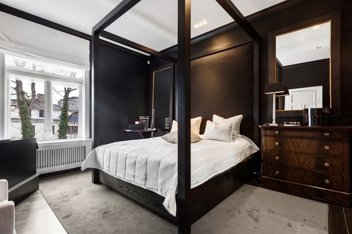 Hovedsoverommet er i suiteløsning med eget bad og omkledningsrom. Galleribilde