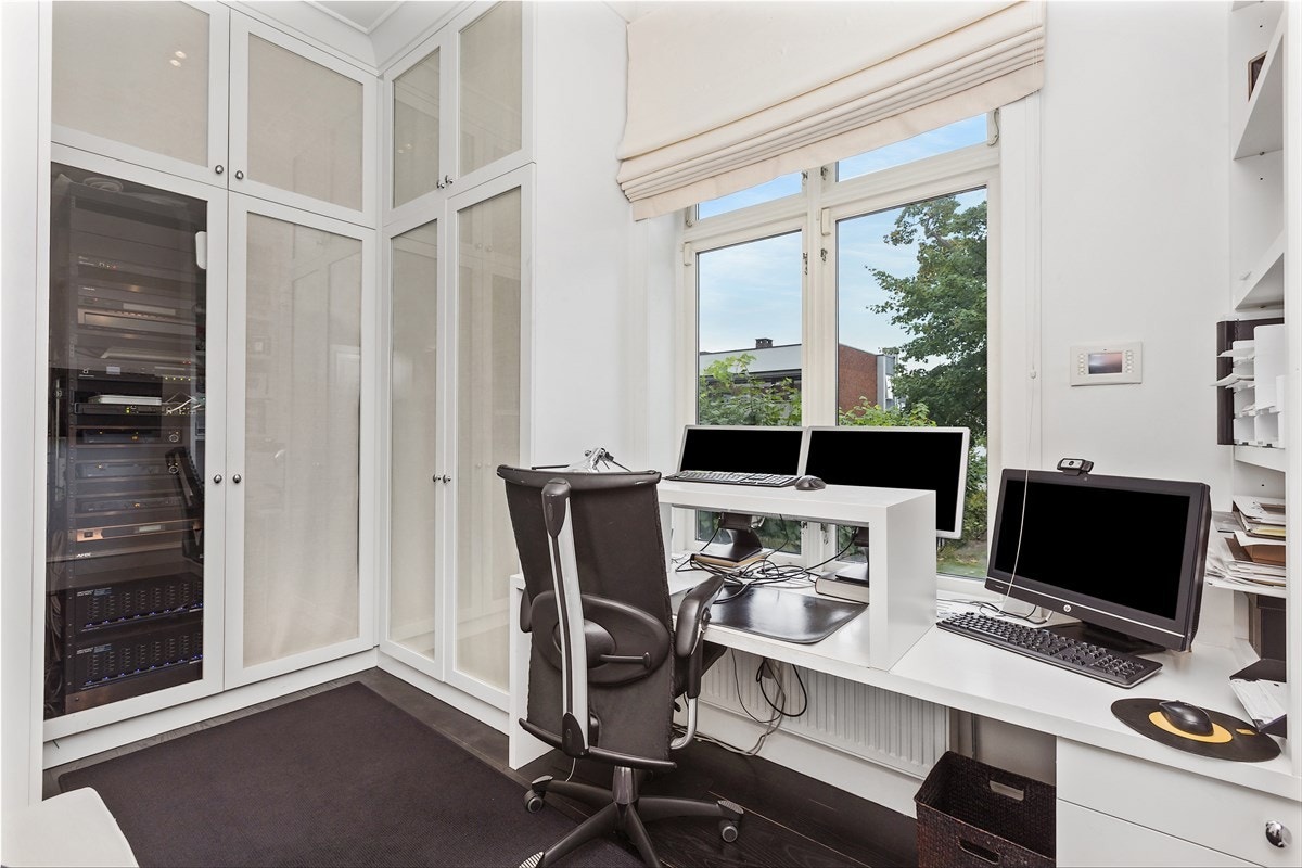 Soverommet som ligger ved siden av hovedsoverommet, har vært benyttet som garderobe/kontor, og er innredet med garderobeskap og en arbeidspult. Galleribilde