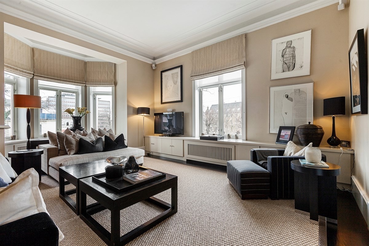 Biblioteket med plassbygde bokhyller og integrert belysning. Nydelig karnapp med vinduer, som gir ekstra lys til rommet. Galleribilde