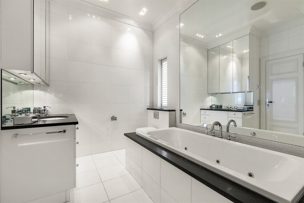 Ved hovedsoverommet er det et lyst og innbydende bad med innfliset boblebadekar. Galleribilde