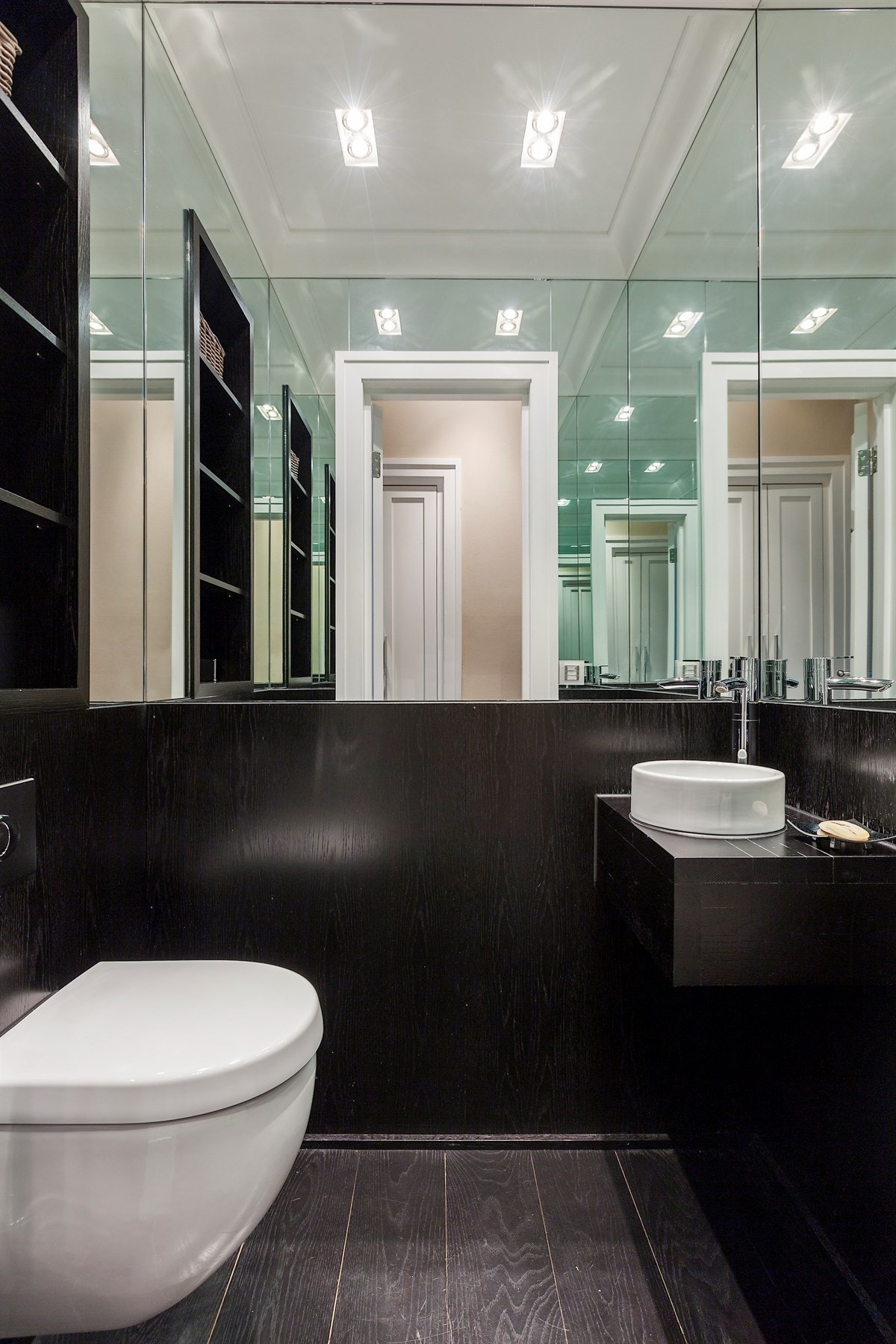 Tolettrom ved entré. Galleribilde