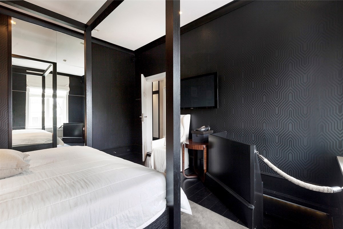 Hovedsoverommet er i suiteløsning med eget bad og omkledningsrom. Galleribilde