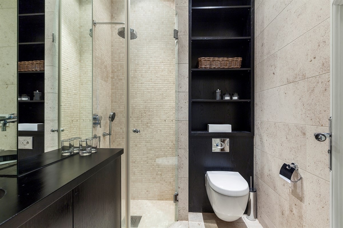 Det andre badet i hovedbygget ligger vest for entréen, ved tre av soverommene. Galleribilde