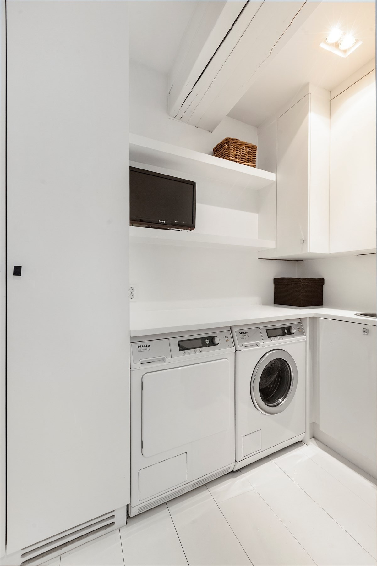 Vaskerommet ligger ved entréen i første etasje og har skapinnredning, arbeidsbenk, tørkeskap, servant og opplegg for vaskemaskin og tørketrommel. Galleribilde