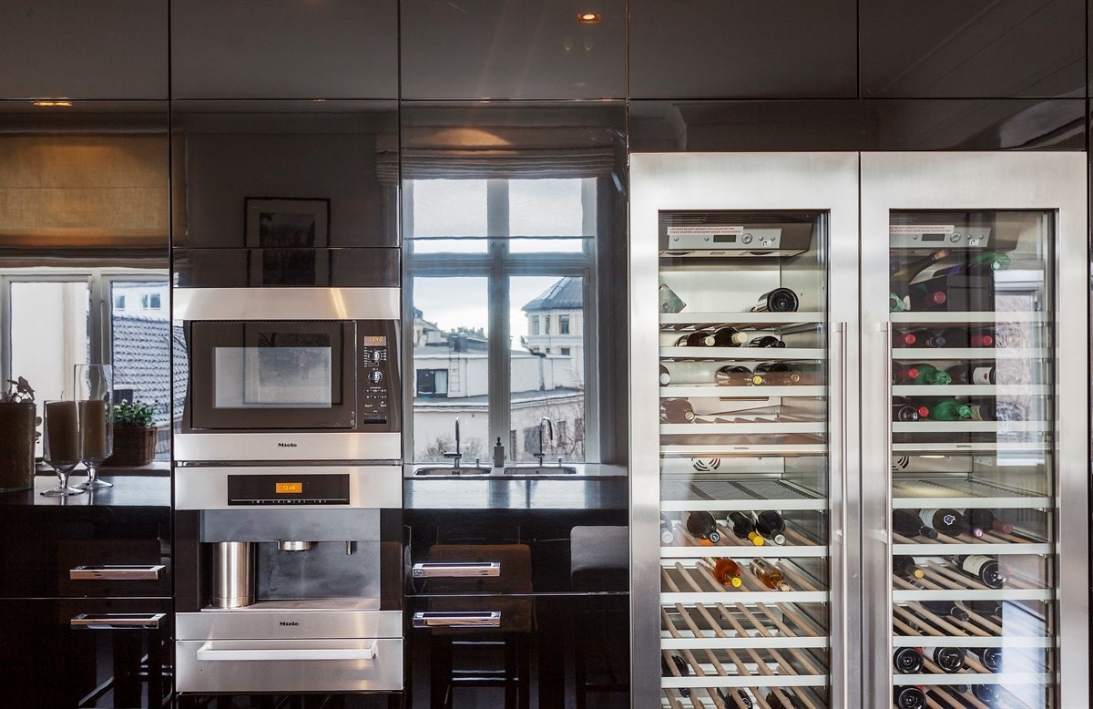 Induksjonstopp, stekeovn, to vinskap, kaffemaskin, oppvaskmaskin, 2 kjøleskap og 2 frysere er integrert. Galleribilde