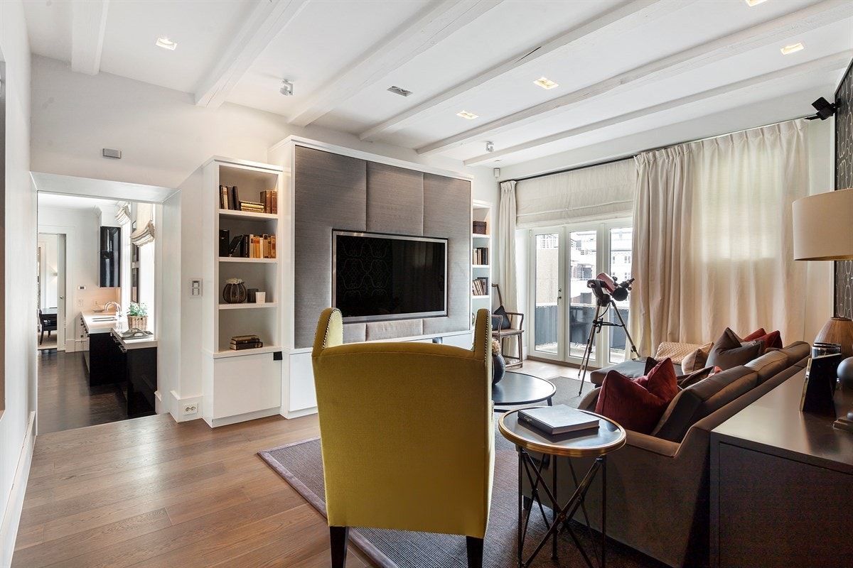 I vestfløyen av bygget er en stue med utgang til balkong. Denne stuen har vært benyttet som tv-stue og har en høy plassbygd tv-benk med nisje til tv. Galleribilde