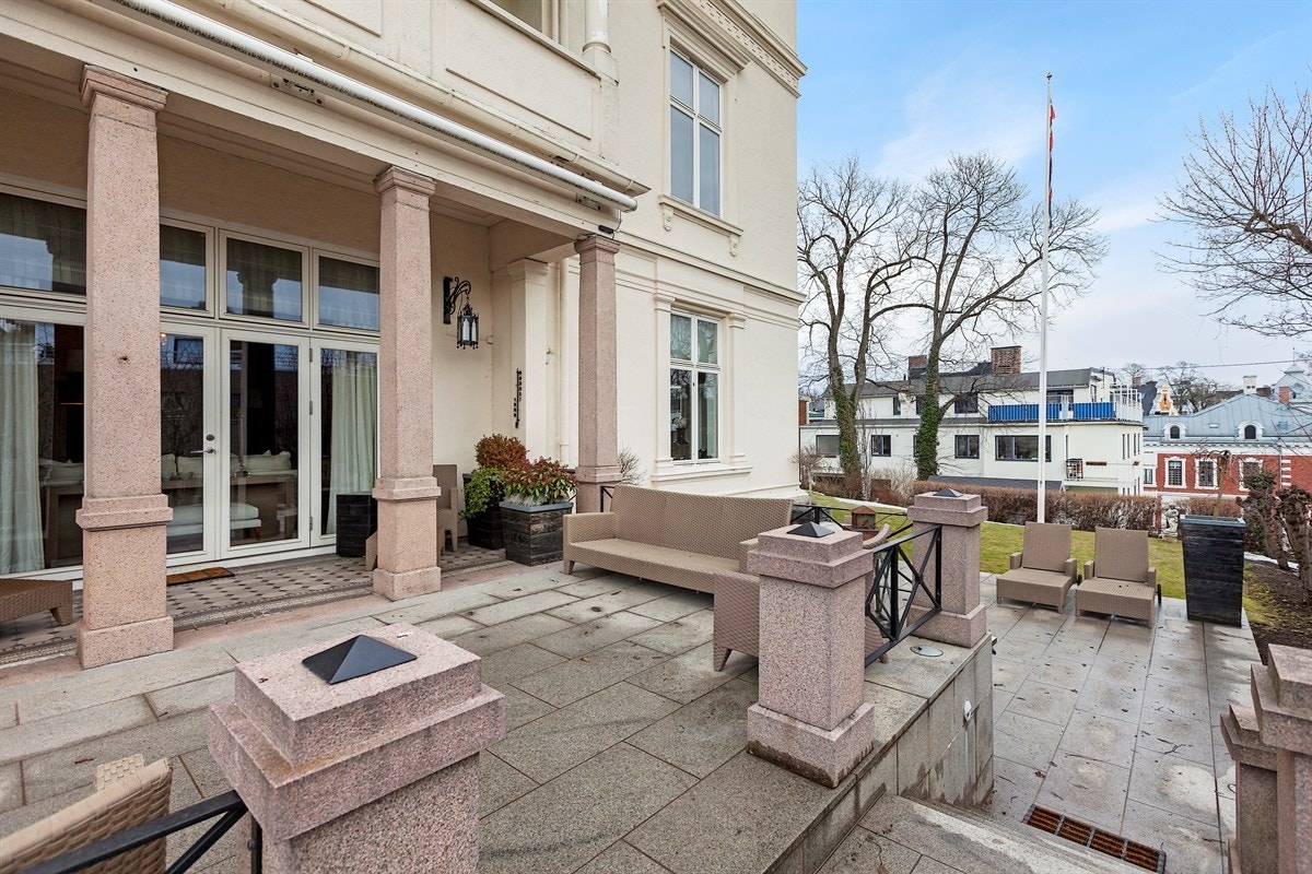 Terrasse og stor usjenert hage. Uteområde på ca 560 kvm Galleribilde