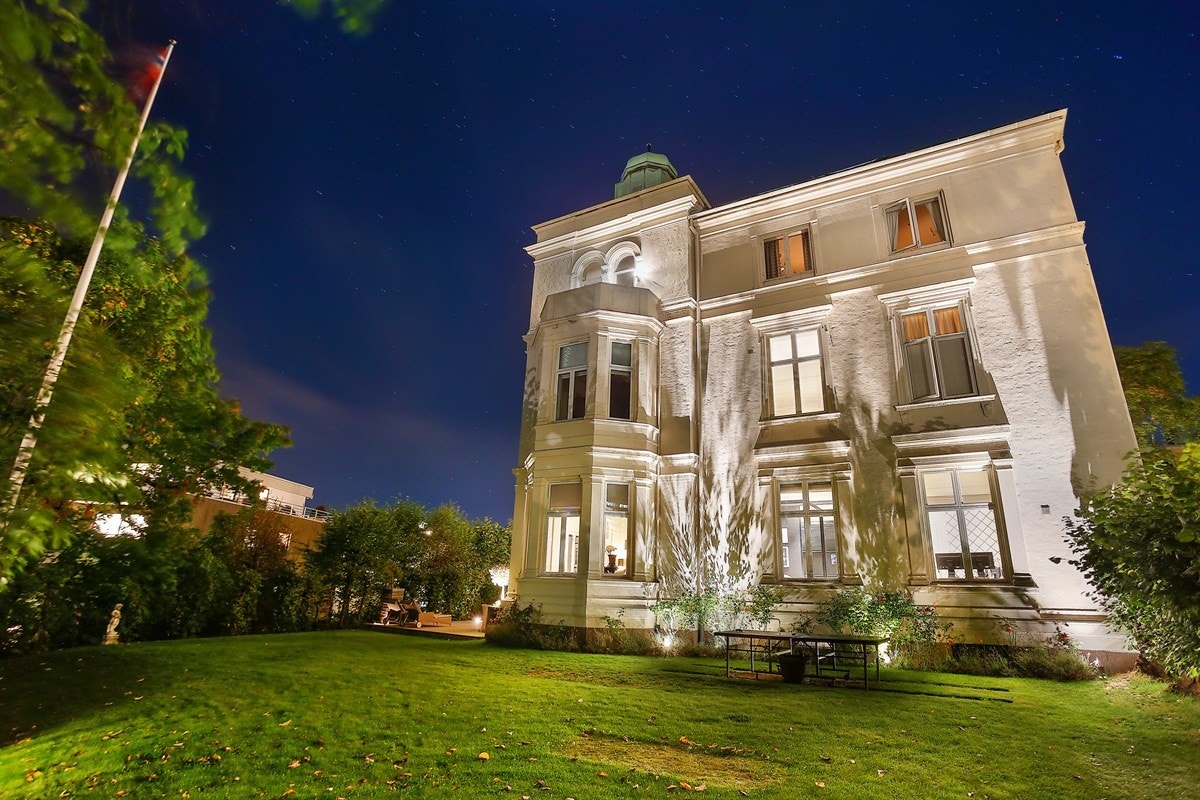 Sjelden, herskapelig mulighet på Frogner - Innbydende, påkostet selveier bestående av 2 seksjoner, med privat fantastisk hage på 560 kvm og flotte utefasiliteter Galleribilde