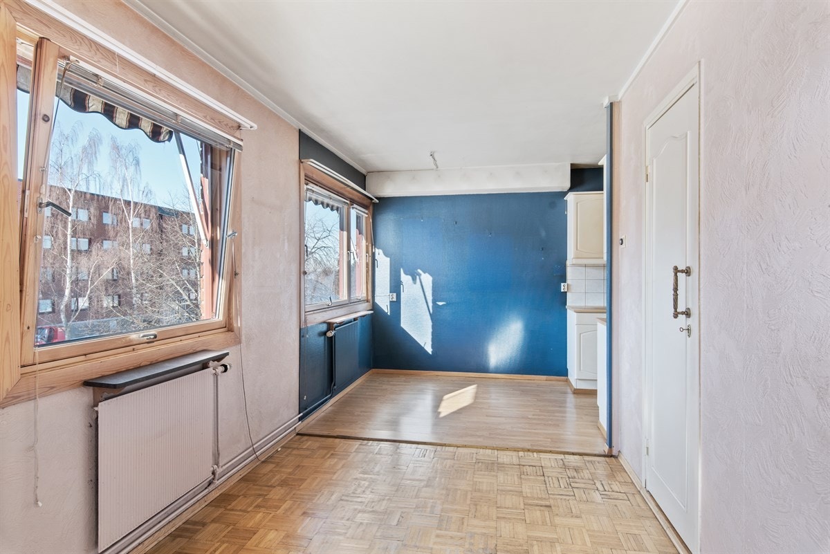 Kjøkkenet ligger fint til med stor spiseplass. Galleribilde