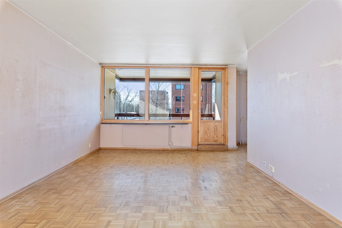 Leiligheten har en stor og flott stue, med store vindusflater og utgang til stor balkong Galleribilde