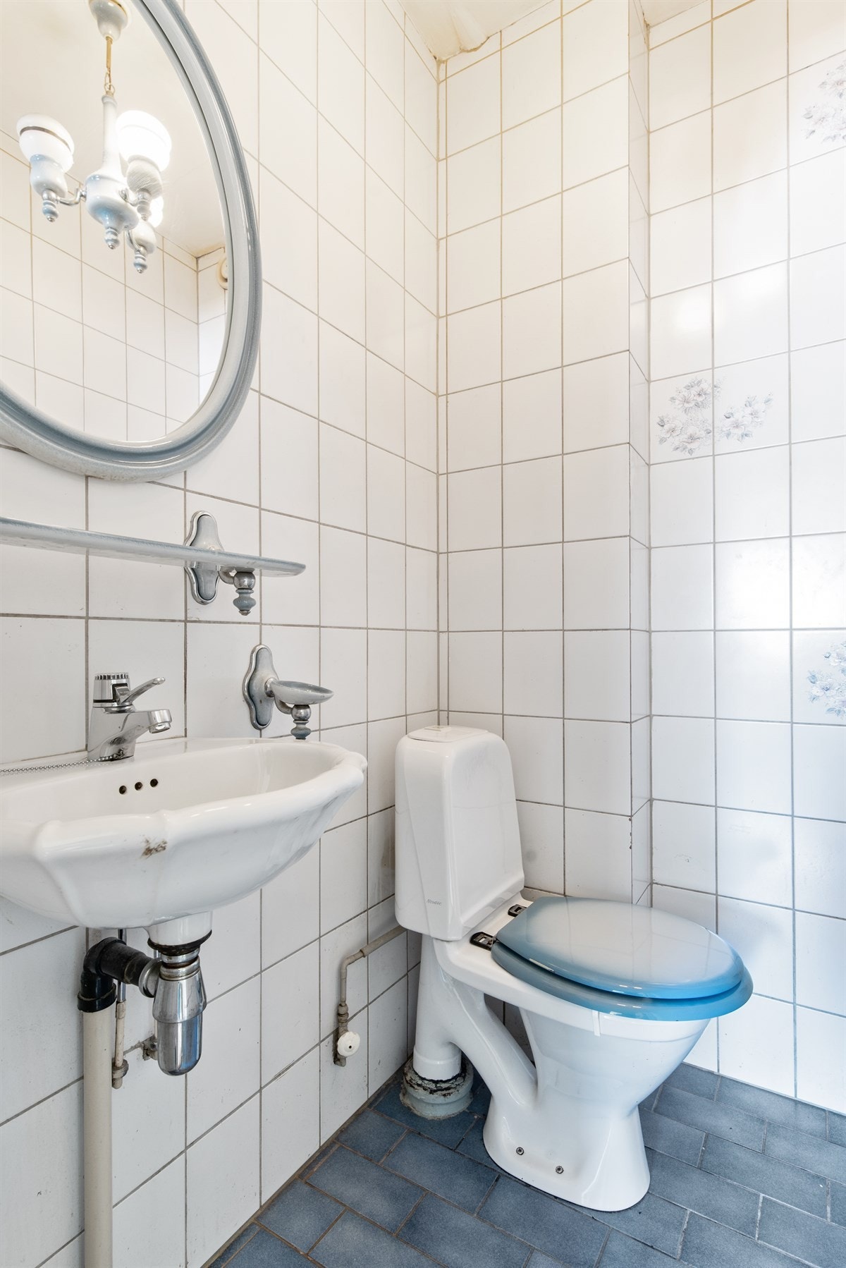 Seperat toalett med wc og servant. Galleribilde