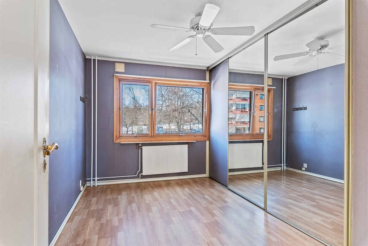 Soverom 1 er av god størrelse med god plassa til dobbeltseng og øvrige soveromsmøbler. Galleribilde