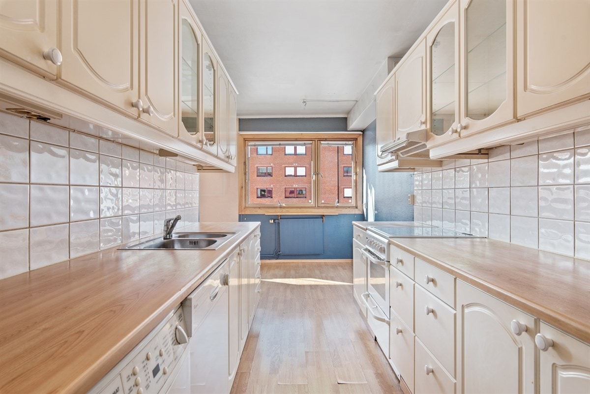 Kjøkken mot spiseplass Galleribilde