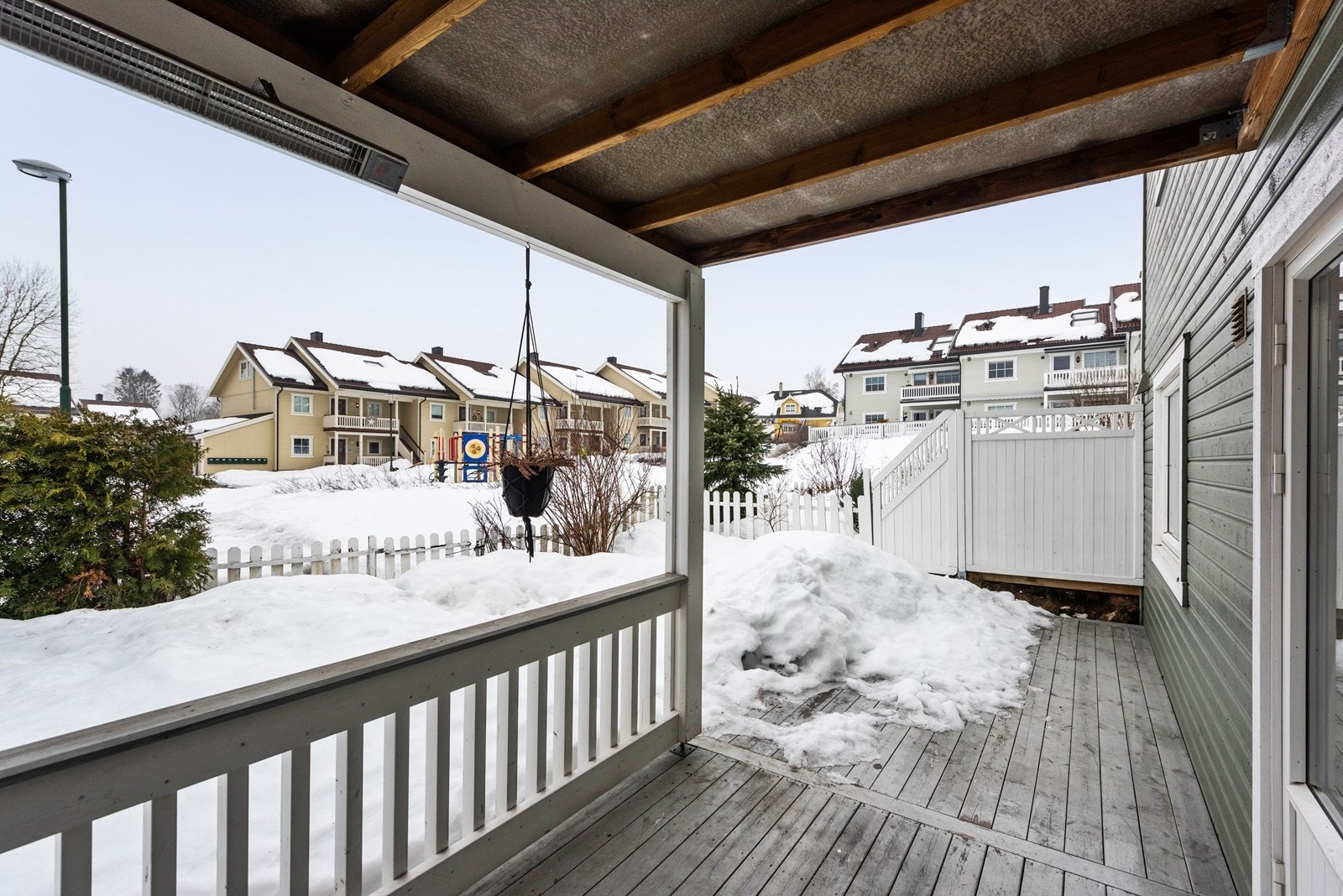 Terrassen er dels overbygget. Påbygd ny del i 2017. Her nytes sen kveldssol! Galleribilde