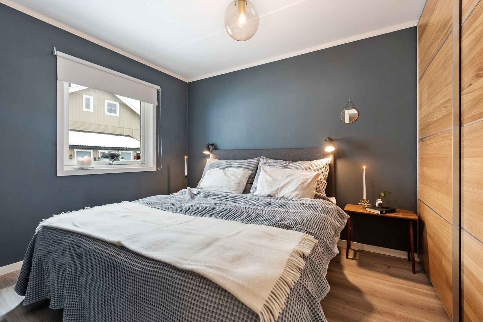 Hovedsoverommet er holdt i moderne farger og har stor skyvedørsgarderobe. Galleribilde