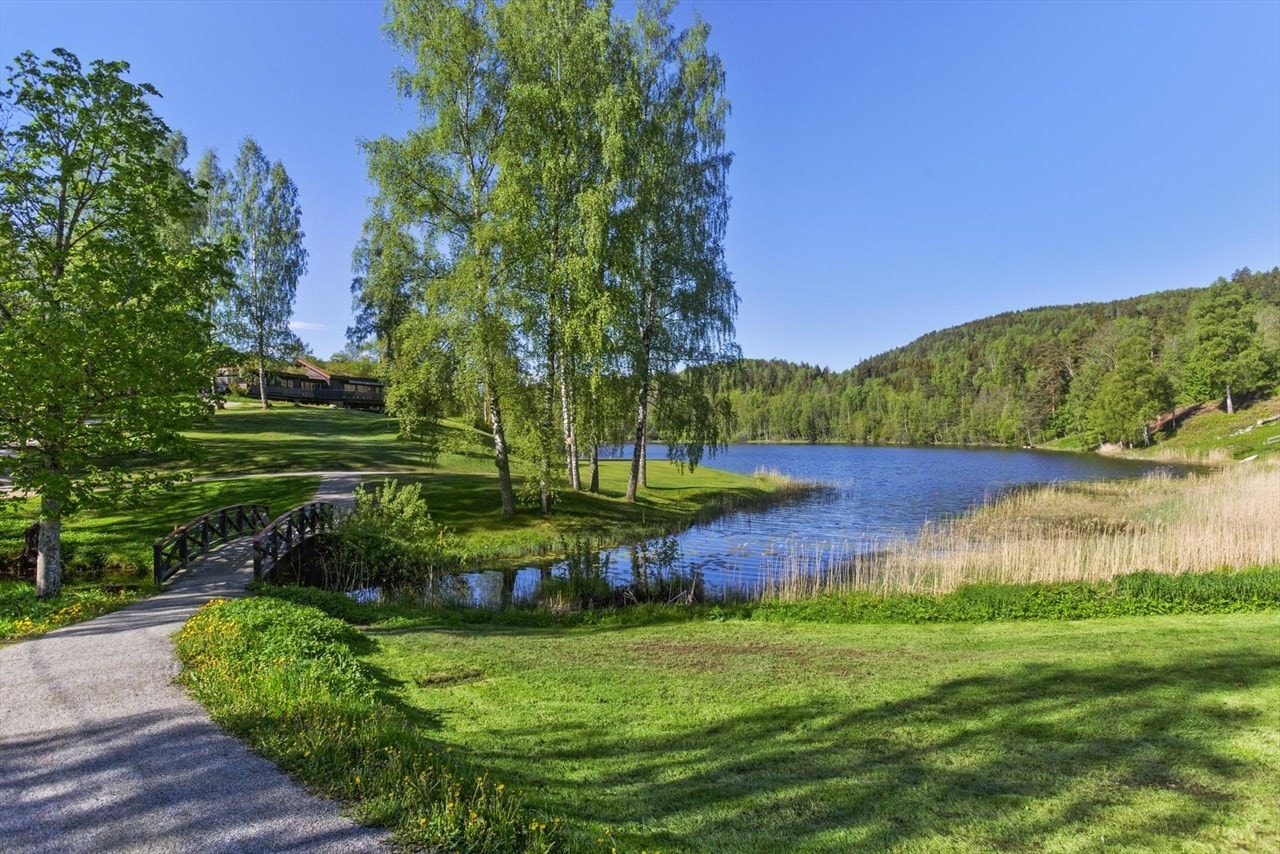 Asker golfbane ligger i kort gangavstand og er et yndet turområde sommer som vinter. Galleribilde
