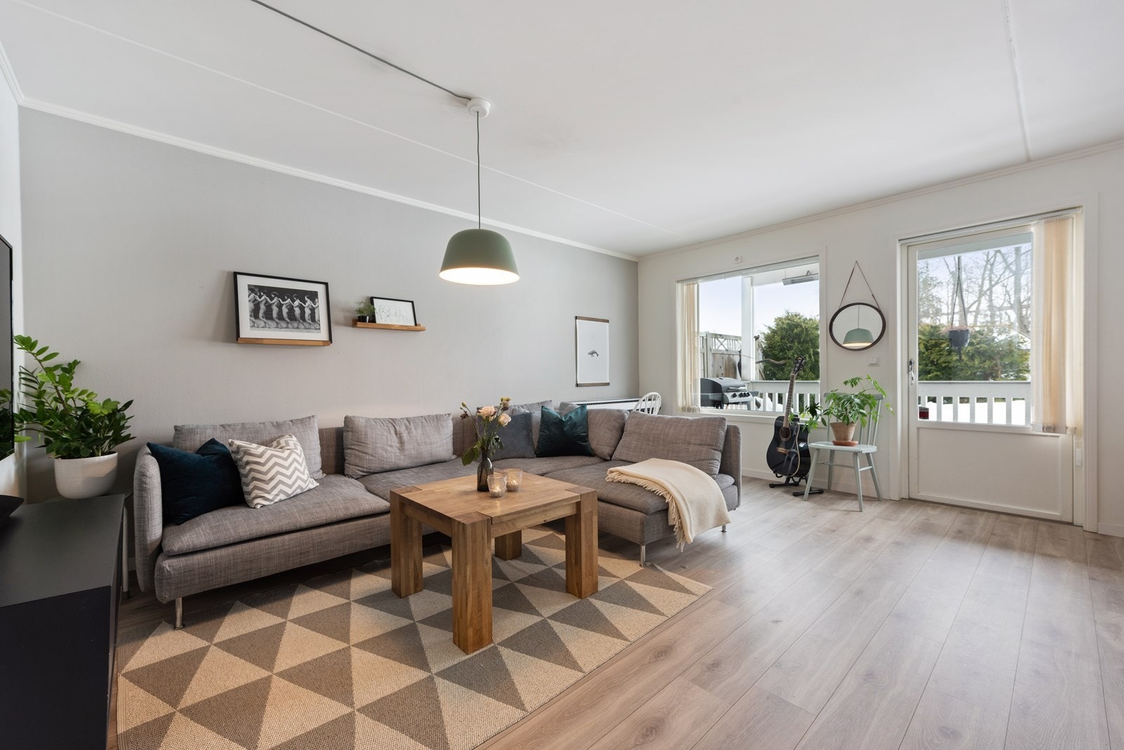 Fra stuen er det direkte utgang til den flotte terrassen og hagen hvor sen kveldssol nytes. Galleribilde