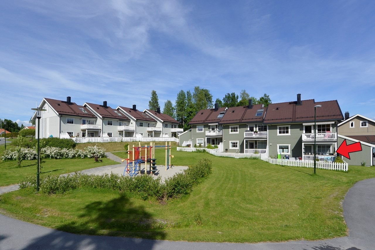 Sommerbilde fra lekeplass foran boligen. Galleribilde