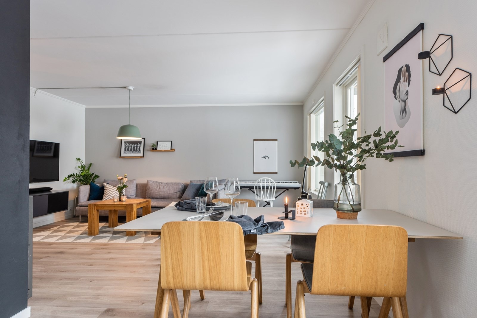 Spisestue i forbindelse med kjøkken. Galleribilde