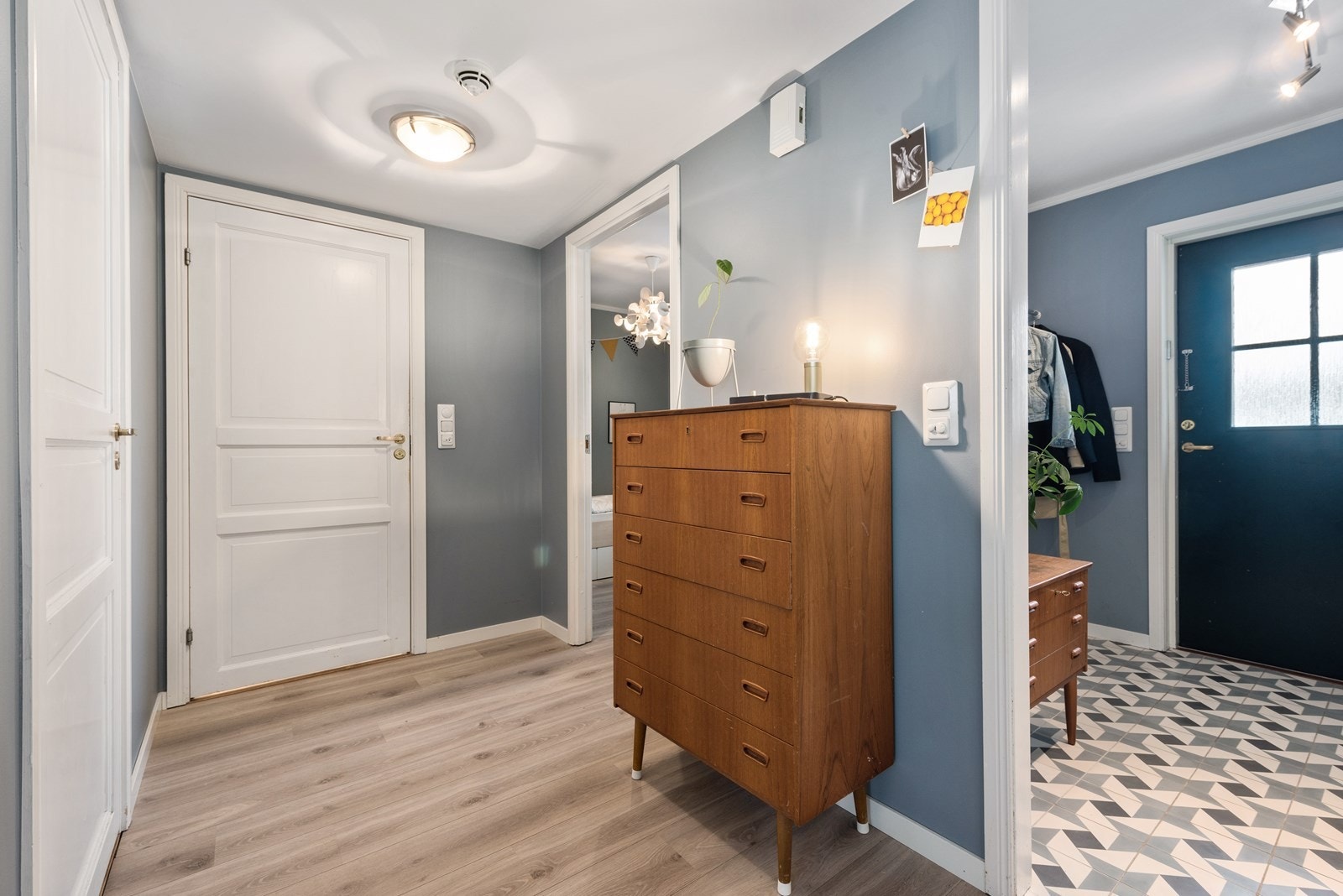 Gang med nytt gulv med varmekabler. Tidsriktige fargevalg går igjen i hele boligen. Galleribilde