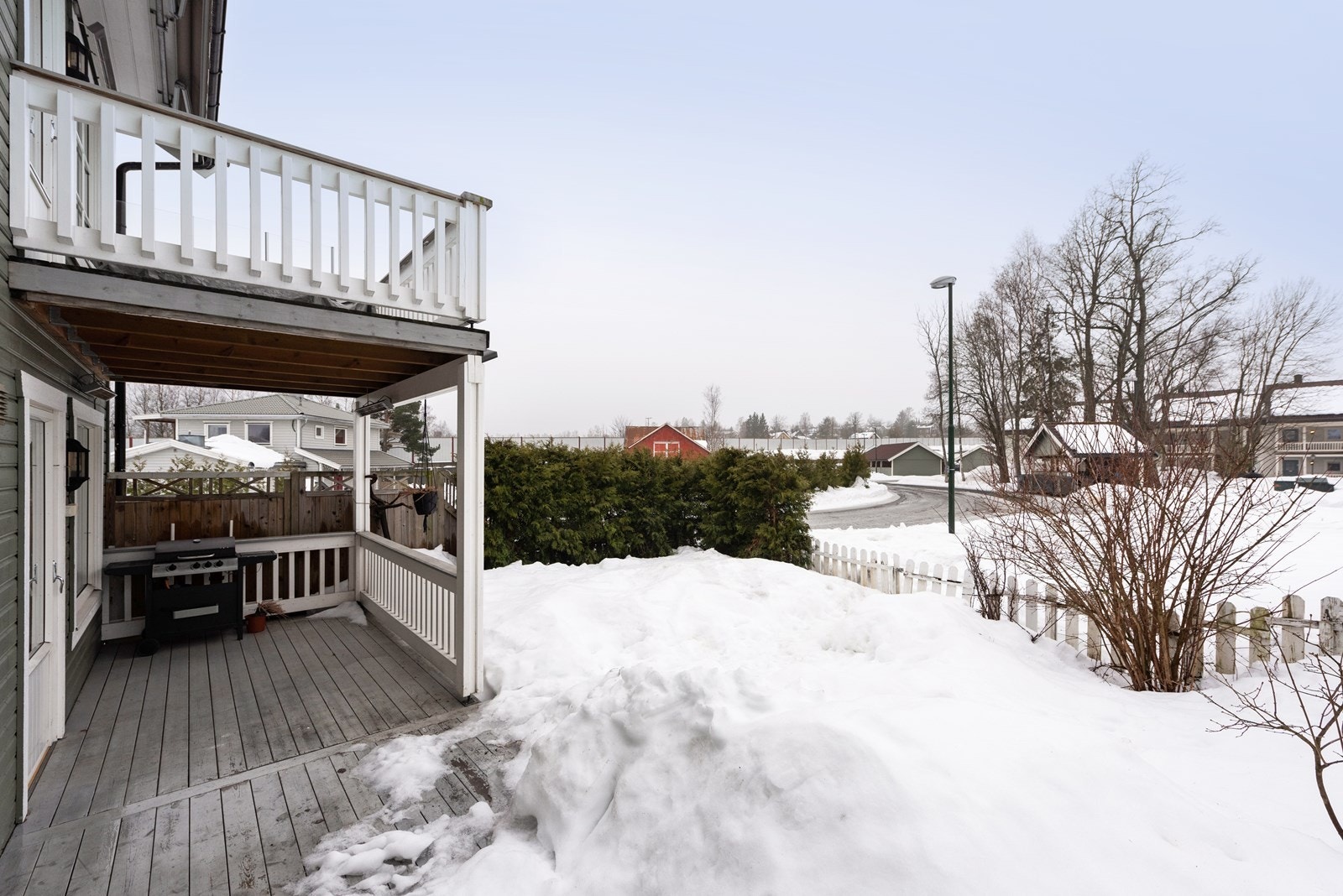Vestvendt terrasse og hage - her er det bare å nyte sene sommerkvelder. Galleribilde