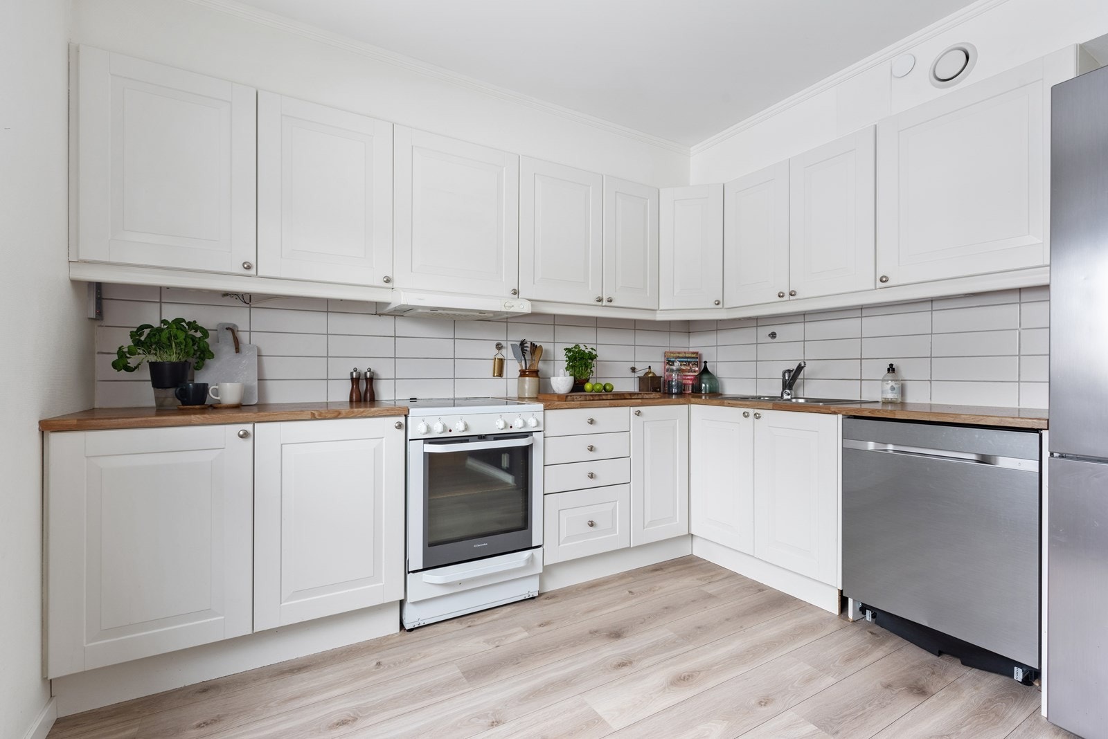 Kjøkken i åpen løsning mot spisestue/stue. Nytt gulv - varmekabler. Galleribilde