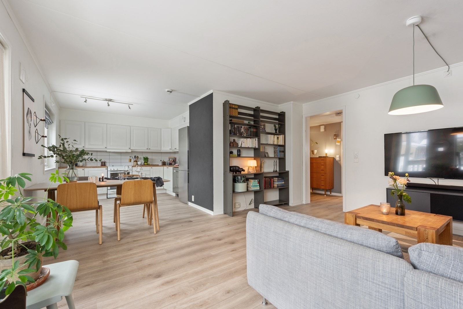 Lys og luftig stue. Nytt gulv med varmekabler. Galleribilde